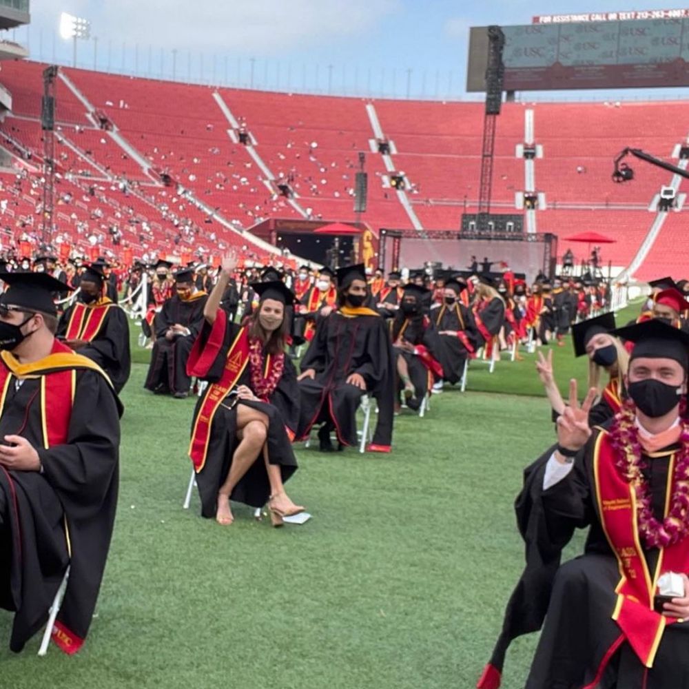 Lulus kuliah, potret tampan Aryan Khan pakai toga viral