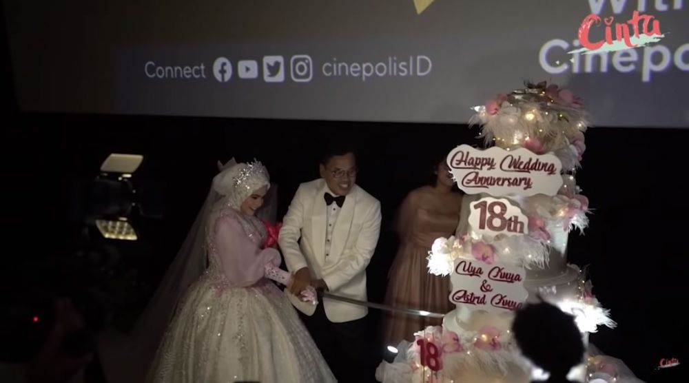 Momen 5 seleb rayakan ultah pernikahan jadi pengantin lagi, meriah pol