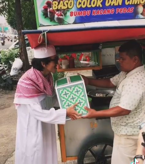 Viral sosok 'Aladdin' bagi-bagi bingkisan di jalan, tuai pujian