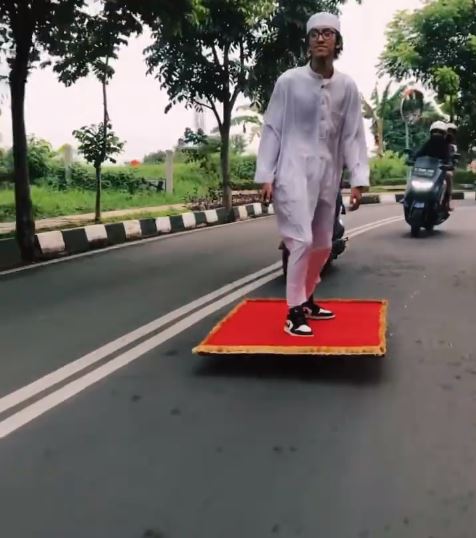 Viral sosok 'Aladdin' bagi-bagi bingkisan di jalan, tuai pujian