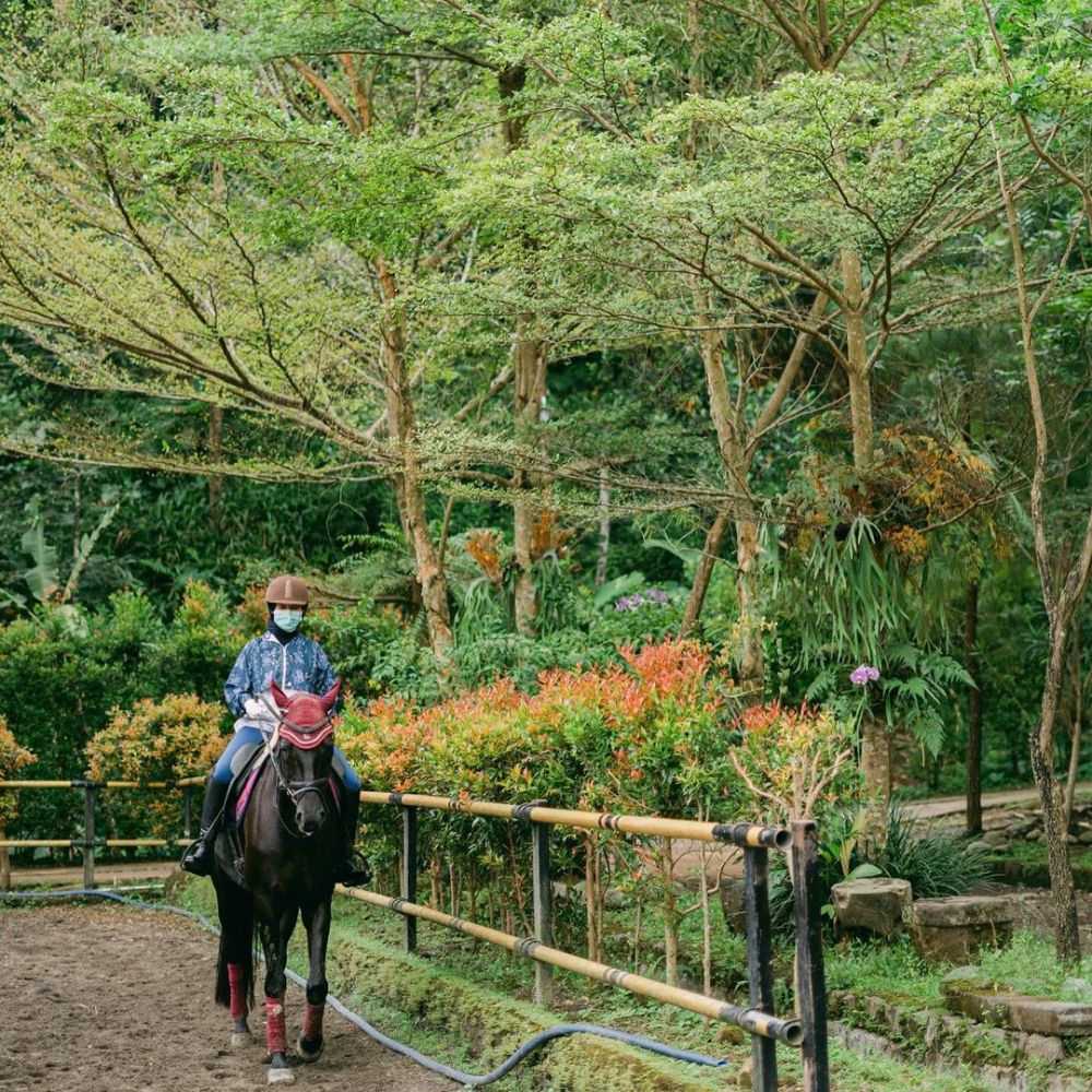 10 Momen Chacha Frederica saat berkuda, celananya jadi sorotan