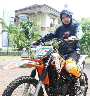Gaya 6 seleb cantik kendarai motor trail, Ririn Ekawati tampil kece