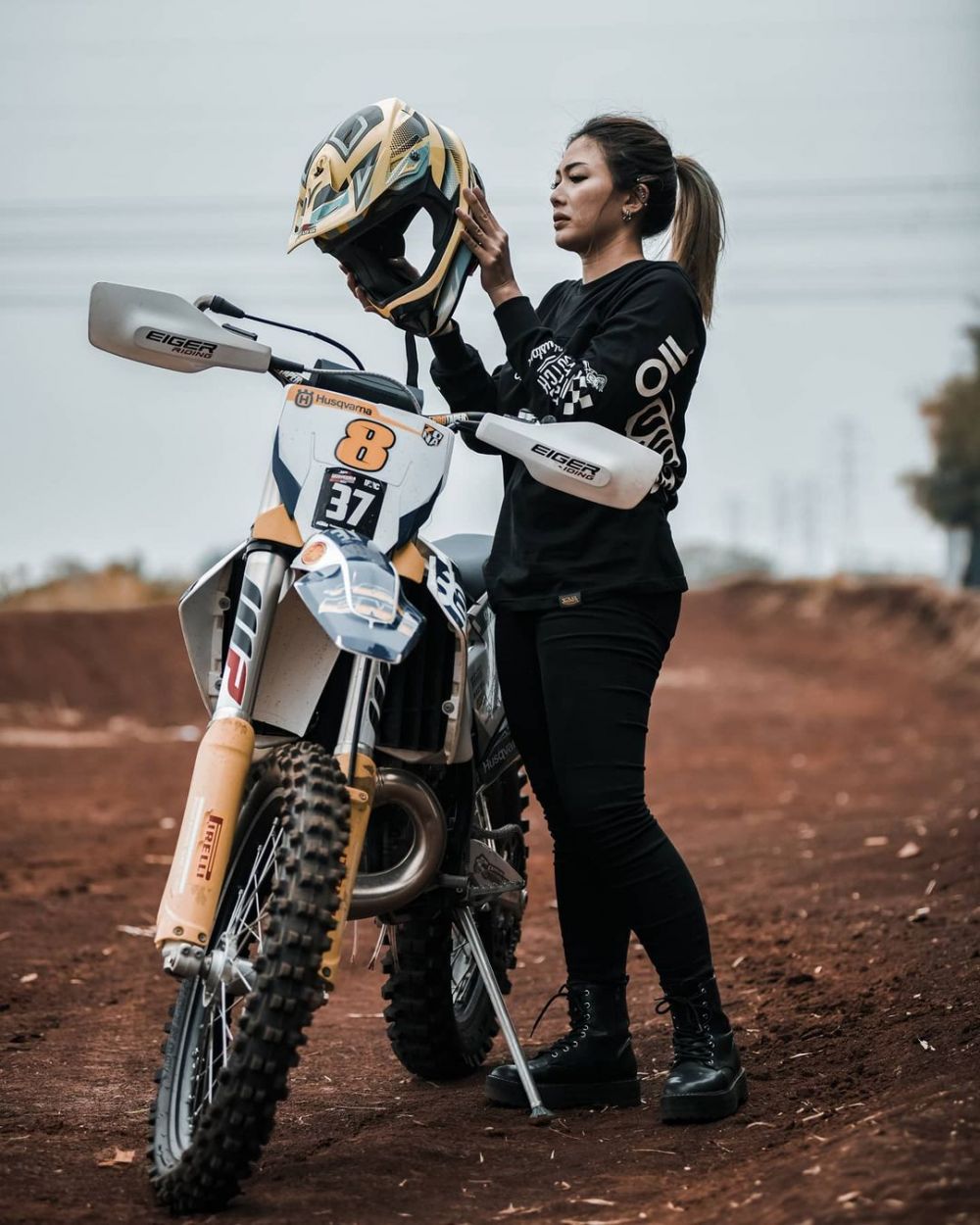 Gaya 6 seleb cantik kendarai motor trail, Ririn Ekawati tampil kece