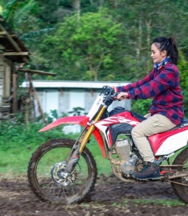 Gaya 6 seleb cantik kendarai motor trail, Ririn Ekawati tampil kece