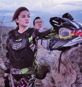 Gaya 6 seleb cantik kendarai motor trail, Ririn Ekawati tampil kece