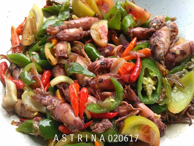 10 Resep kreasi cumi pedas, lezatnya bikin nggak berhenti makan