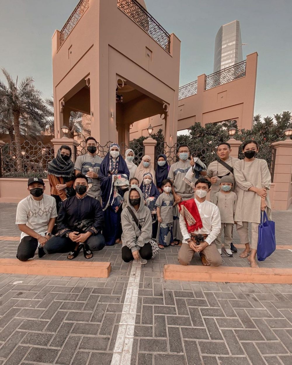 10 Potret liburan Anang dan Ashanty di Dubai, ajak para karyawan