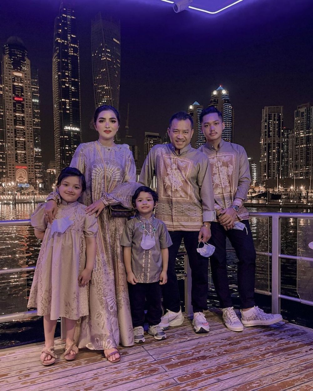 10 Potret liburan Anang dan Ashanty di Dubai, ajak para karyawan