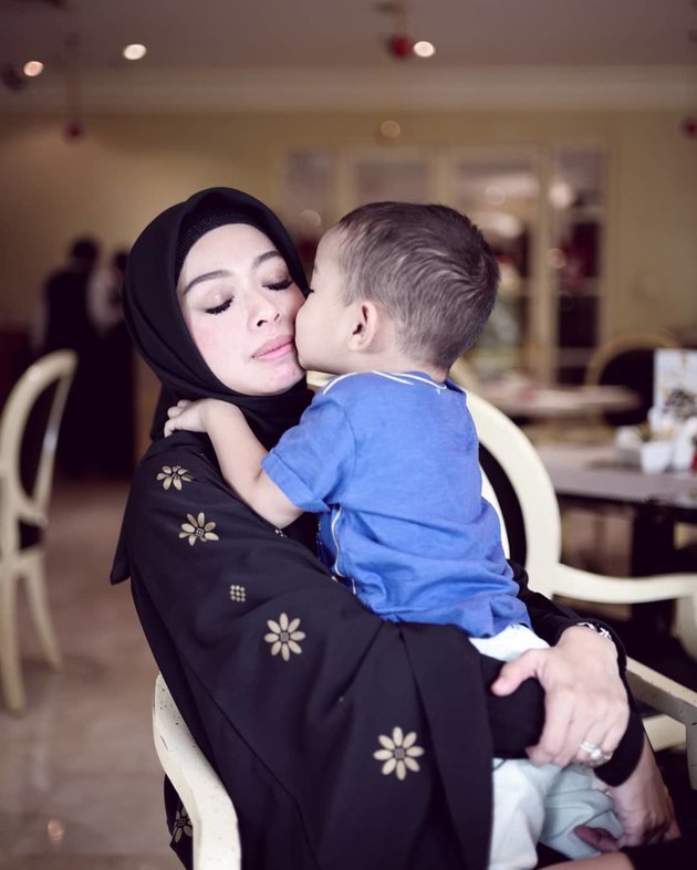 8 Pesona Aureli Beata, istri Rionaldo Stockhorst yang jarang tersorot