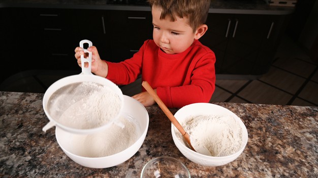7 Langkah membuat rice cake tteokbokki, nggak gampang lengket