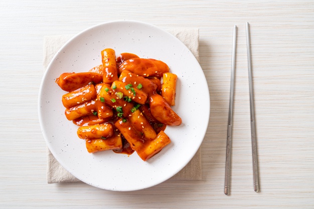 7 Langkah membuat rice cake tteokbokki, nggak gampang lengket