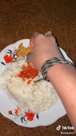 Viral wanita dengan kebiasaan unik, makan nasi disiram air mineral