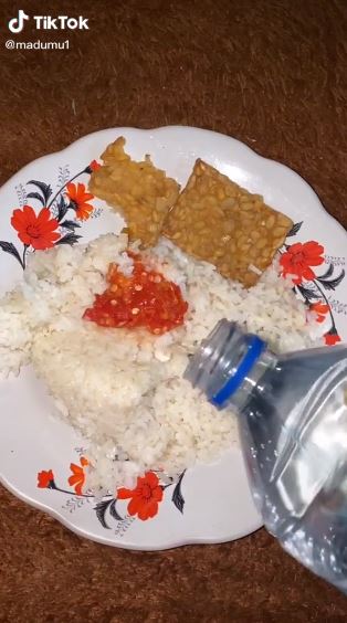 Viral wanita dengan kebiasaan unik, makan nasi disiram air mineral
