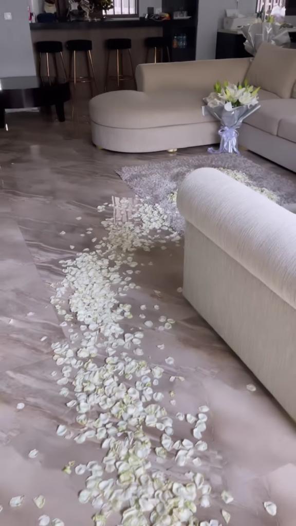 8 Momen anniversary pernikahan Kimmy Jayanti & Greg, rumah penuh bunga