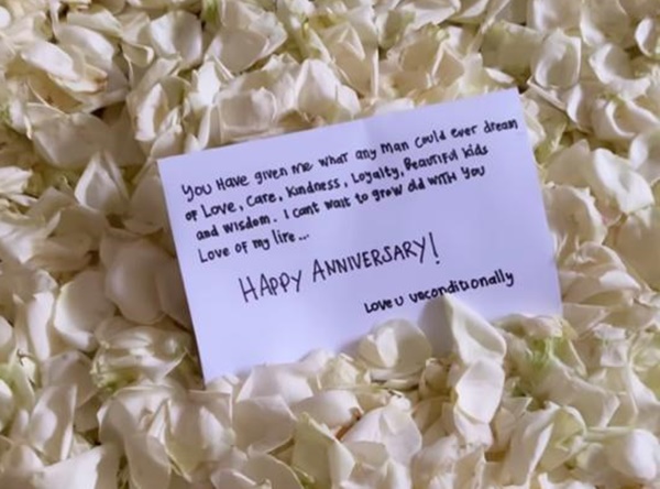 8 Momen anniversary pernikahan Kimmy Jayanti & Greg, rumah penuh bunga
