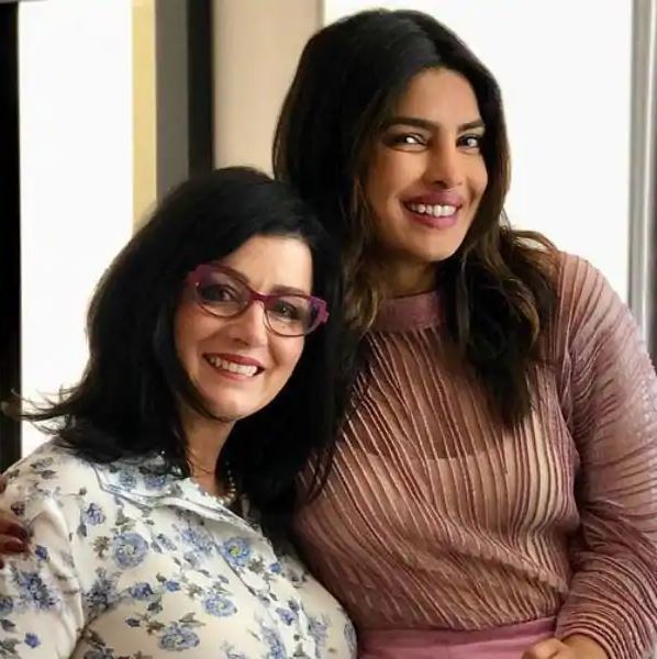 Potret kebersamaan 8 aktris Bollywood bareng ibu mertua, kompak abis