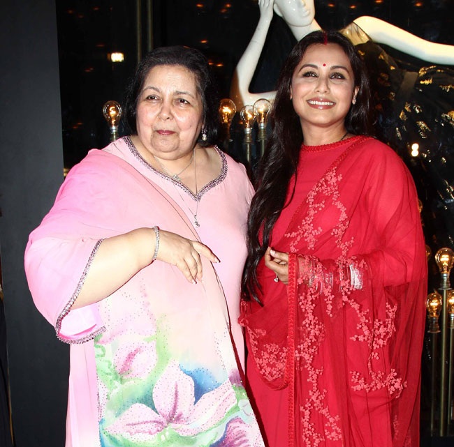 Potret kebersamaan 8 aktris Bollywood bareng ibu mertua, kompak abis