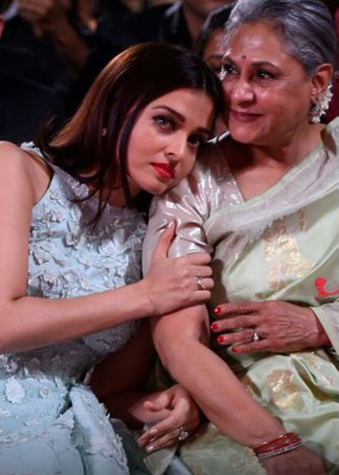 Potret kebersamaan 8 aktris Bollywood bareng ibu mertua, kompak abis