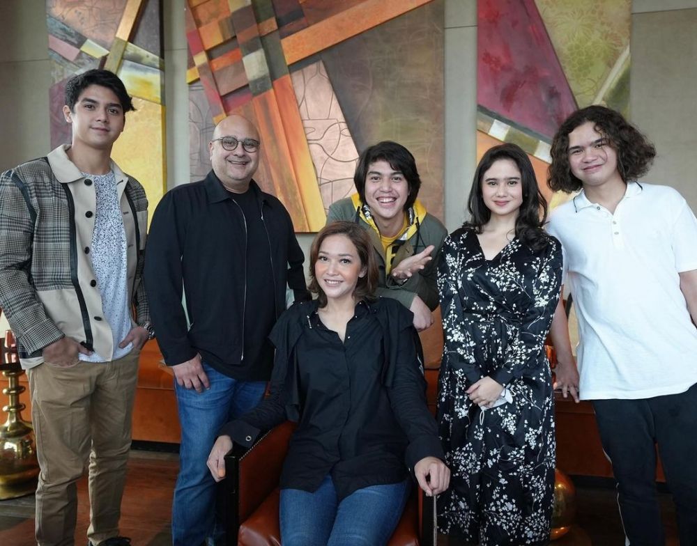 Potret hangat 10 seleb bareng keluarga kekasih, terbaru Lesty Kejora