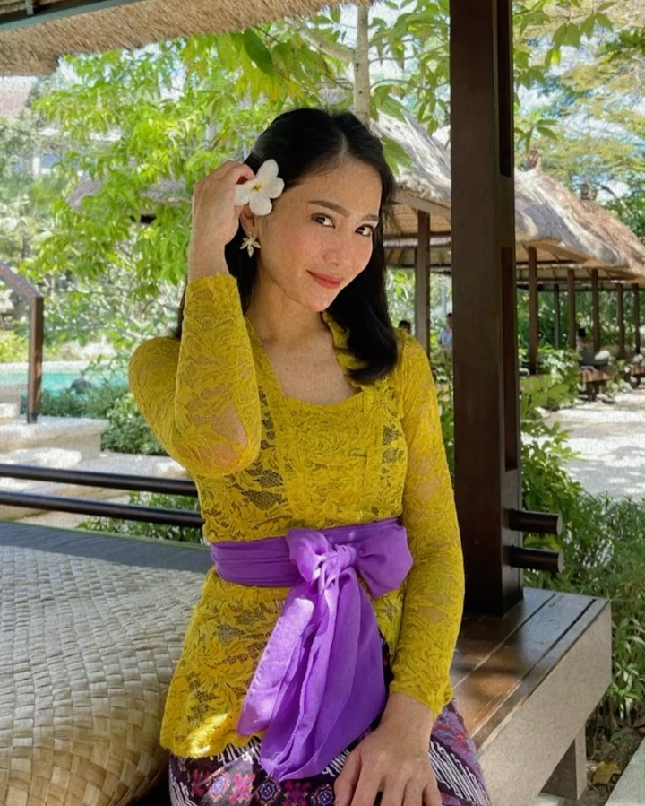 6 Pesona Bunga Zainal dengan kebaya Bali, dipuji kian menawan
