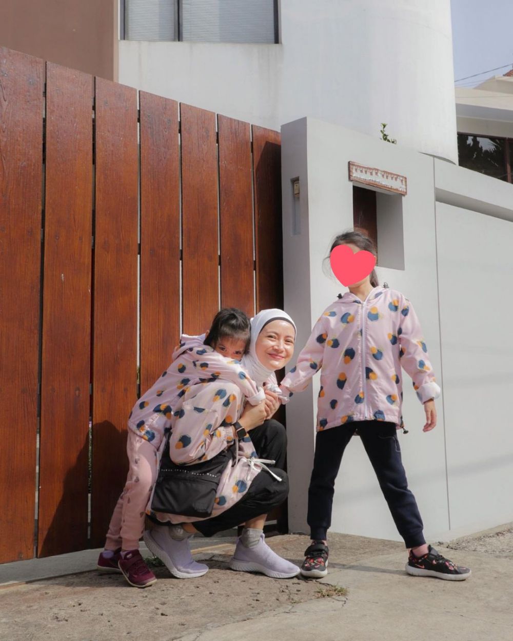 Beda gaya outfit 8 istri vokalis band saat momong anak, stylish