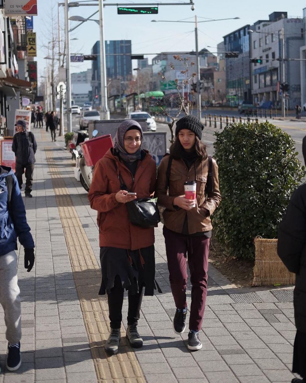 Beda gaya outfit 8 istri vokalis band saat momong anak, stylish