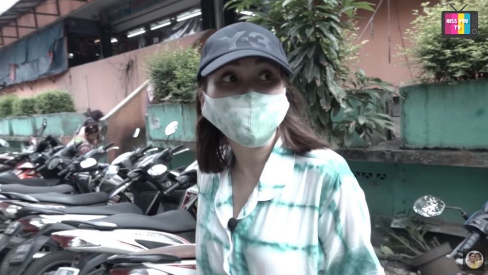 8 Momen Ayu Ting Ting belanja di pasar tradisional, gayanya sederhana