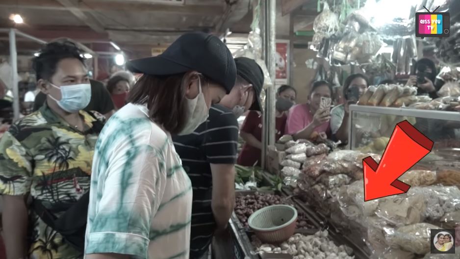 8 Momen Ayu Ting Ting belanja di pasar tradisional, gayanya sederhana