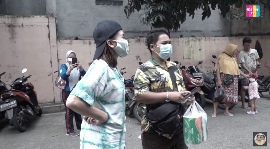 8 Momen Ayu Ting Ting belanja di pasar tradisional, gayanya sederhana