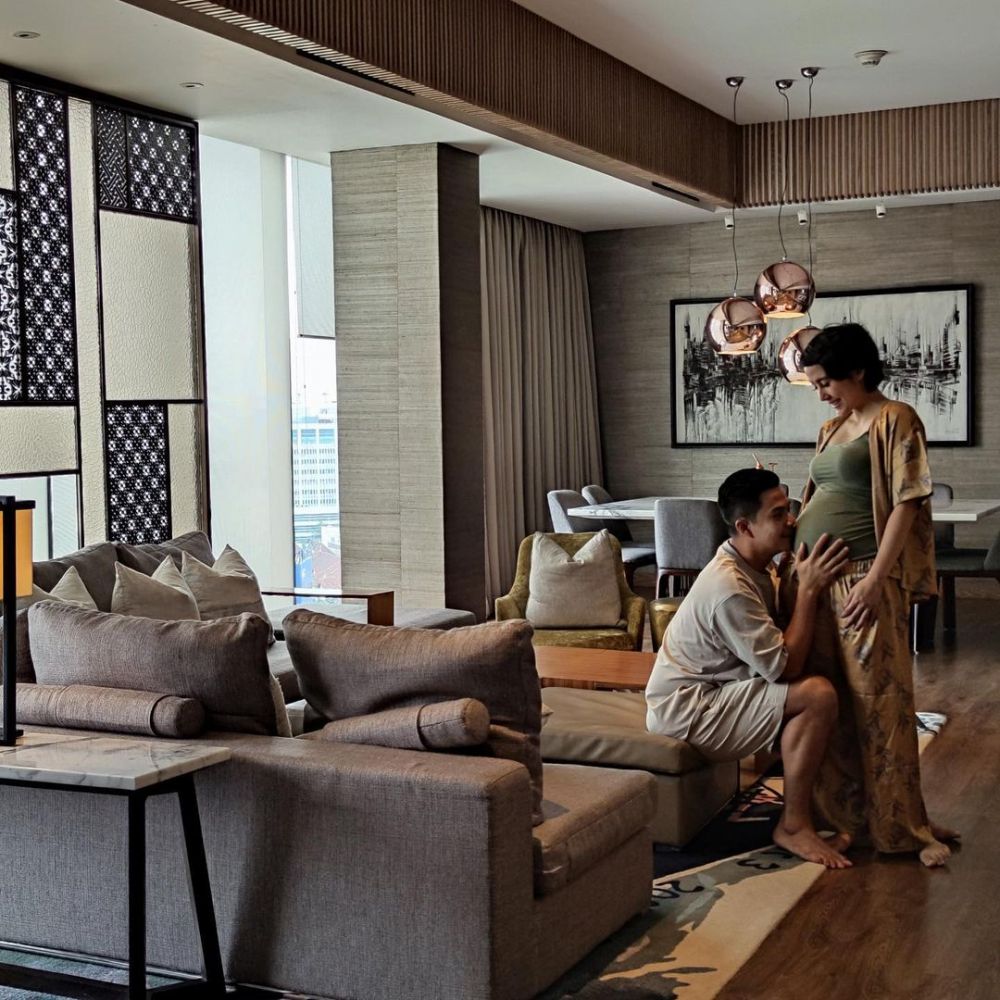 Hamil anak kedua, ini 8 potret Ardina Rasti pamer baby bump