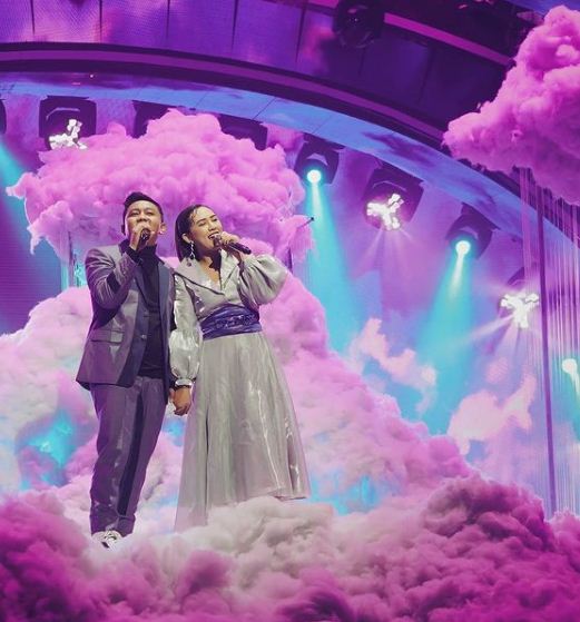 7 Potret Denny Caknan & Happy Asmara di atas panggung ini bikin baper