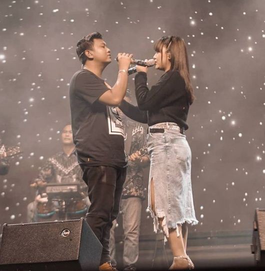 7 Potret Denny Caknan & Happy Asmara di atas panggung ini bikin baper