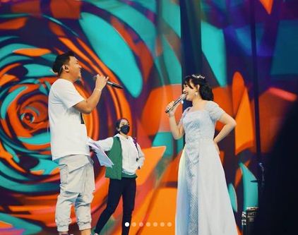 7 Potret Denny Caknan & Happy Asmara di atas panggung ini bikin baper