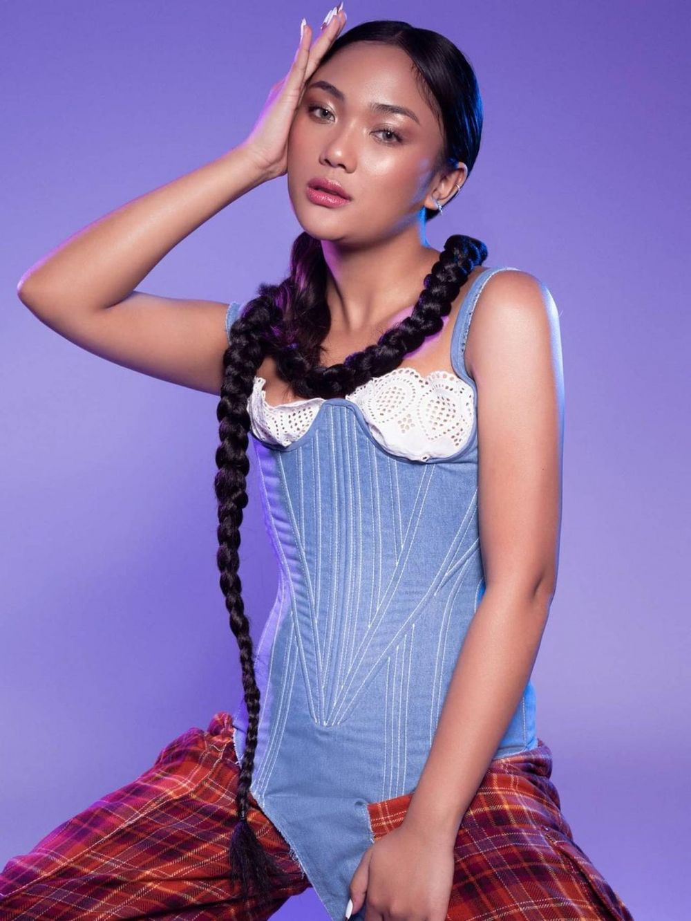 7 Gaya Marion Jola pemotretan dengan rambut kepang, makin memesona