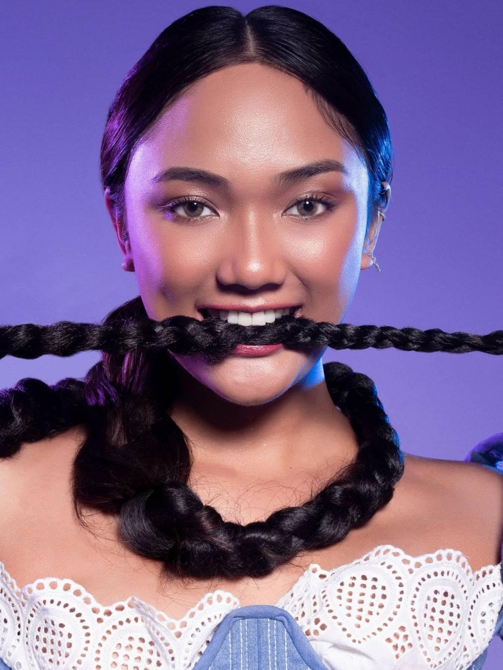 7 Gaya Marion Jola pemotretan dengan rambut kepang, makin memesona