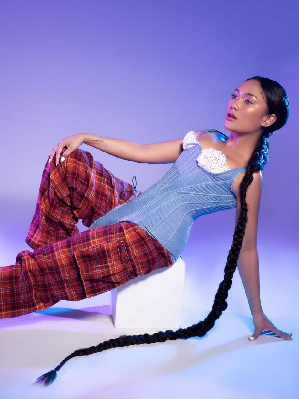 7 Gaya Marion Jola pemotretan dengan rambut kepang, makin memesona