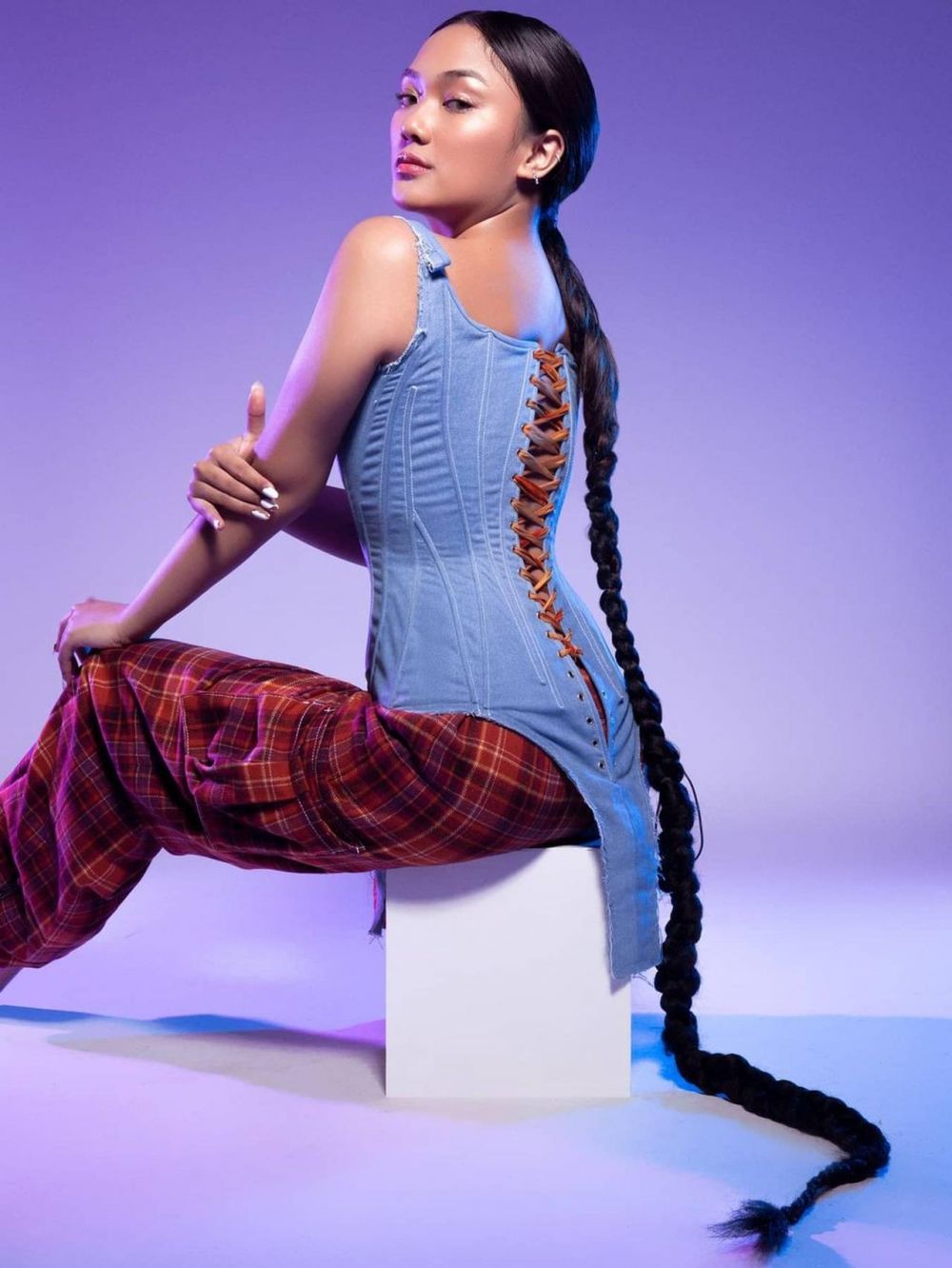 7 Gaya Marion Jola pemotretan dengan rambut kepang, makin memesona