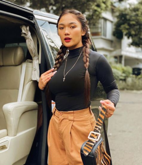 7 Gaya Marion Jola pemotretan dengan rambut kepang, makin memesona