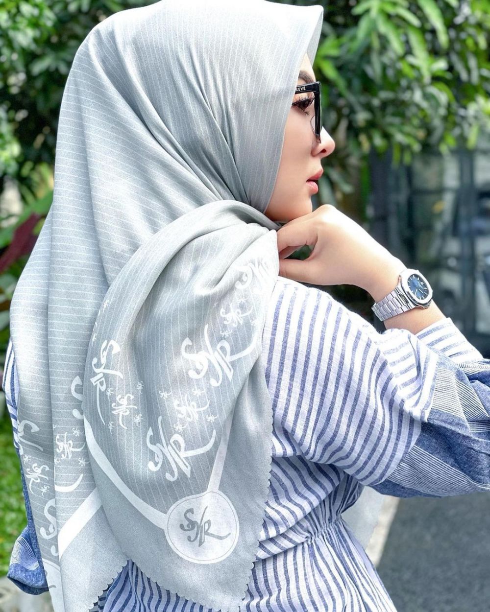 8 Potret terbaru Syahrini tampil berhijab, curi perhatian