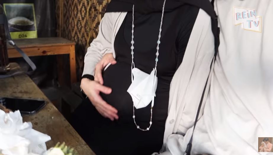 7 Momen Dinda Hauw ngidam durian saat hamil besar, makan lahap banget