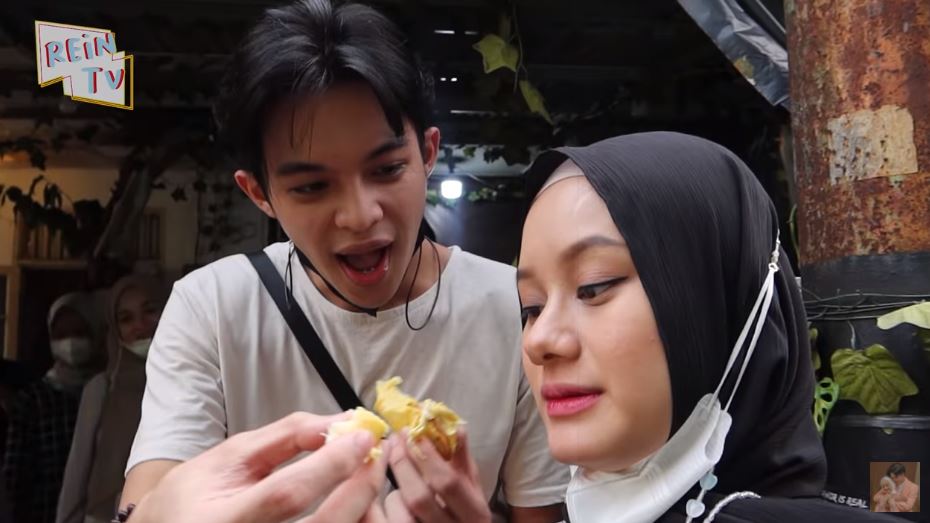 7 Momen Dinda Hauw ngidam durian saat hamil besar, makan lahap banget