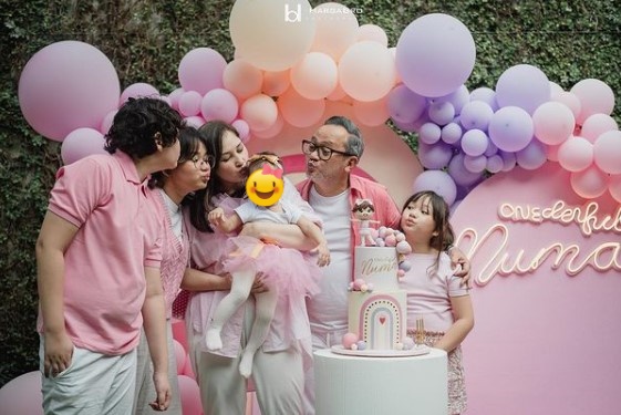 10 Momen ultah anak bungsu Mona Ratuliu, dekorasinya serba pink