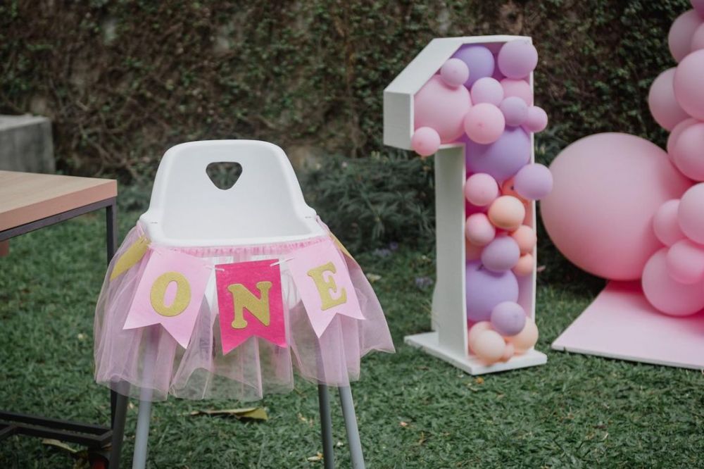 10 Momen ultah anak bungsu Mona Ratuliu, dekorasinya serba pink