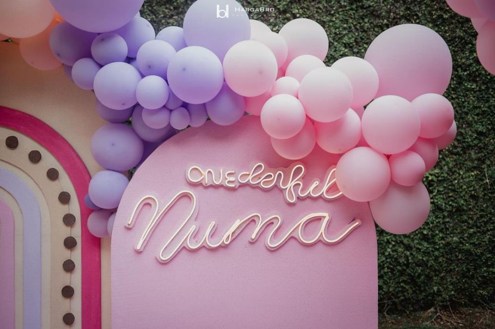 10 Momen ultah anak bungsu Mona Ratuliu, dekorasinya serba pink