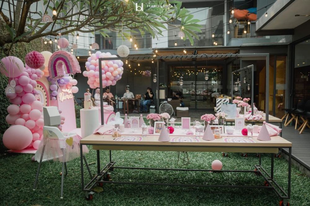 10 Momen ultah anak bungsu Mona Ratuliu, dekorasinya serba pink