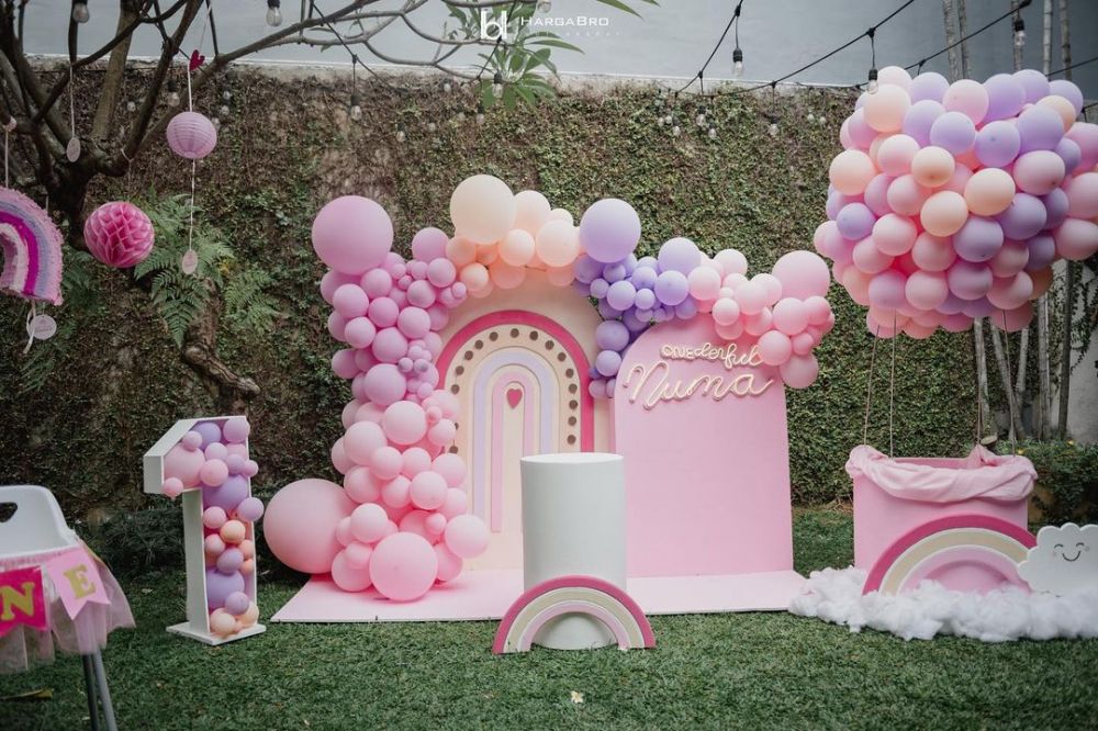 10 Momen ultah anak bungsu Mona Ratuliu, dekorasinya serba pink