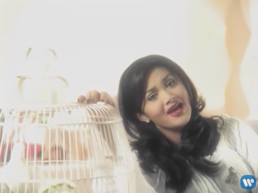 8 Potret Krisdayanti di video klip era 90-an, parasnya bikin pangling