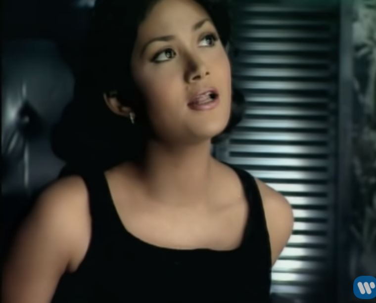 8 Potret Krisdayanti di video klip era 90-an, parasnya bikin pangling