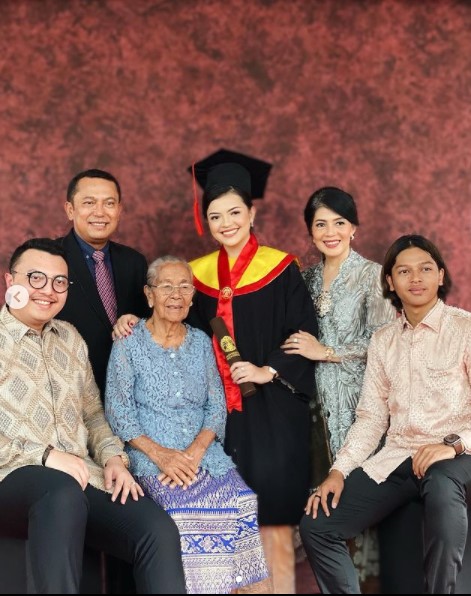 Jarang tersorot, ini potret 9 finalis Indonesian Idol dengan keluarga