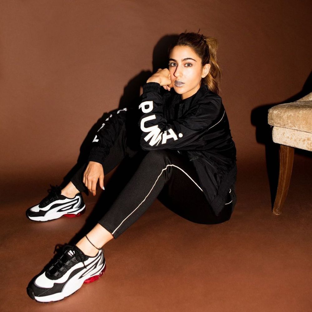 10 Beda gaya Kareena Kapoor dan Sara Ali Khan, menawan dan memesona